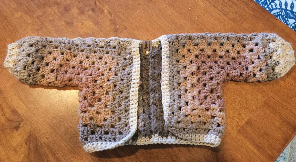 Hexagon cardigan, baby size